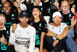 Rennsieger und Weltmeister Lewis Hamilton, Mercedes AMG F1, feiert mit Freundin Nicole Scherzinger, und Teamkollegen Nico Rosberg, Mercedes AMG F1
