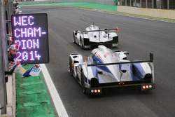#14 Porsche Team Porsche 919 Hybrid: Romain Dumas, Neel Jani, Marc Lieb, #8 Toyota Racing Toyota TS040-Hybrid: Anthony Davidson, Sebastien Buemi llegan al final de la prueba