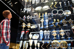 Sebastian Vettel mira trofeos en Red Bull Racing