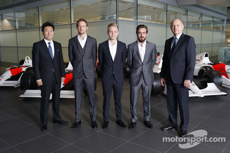 Yasuhisa Arai, Capo di Honda Motorsport, Jenson Button, Kevin Magnussen, Fernando Alonso e Ron Dennis, Presidente e CEO McLaren