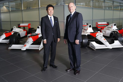 Yasuhisa Arai, baas van Honda Motorsport, Jenson Button, Kevin Magnussen, Fernando Alonso en Ron Den