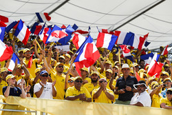Des fans agitent des drapeaux tricolores