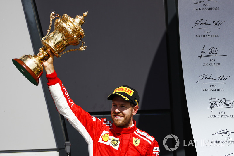 Sebastian Vettel, Ferrari, 1° classificato, sul podio