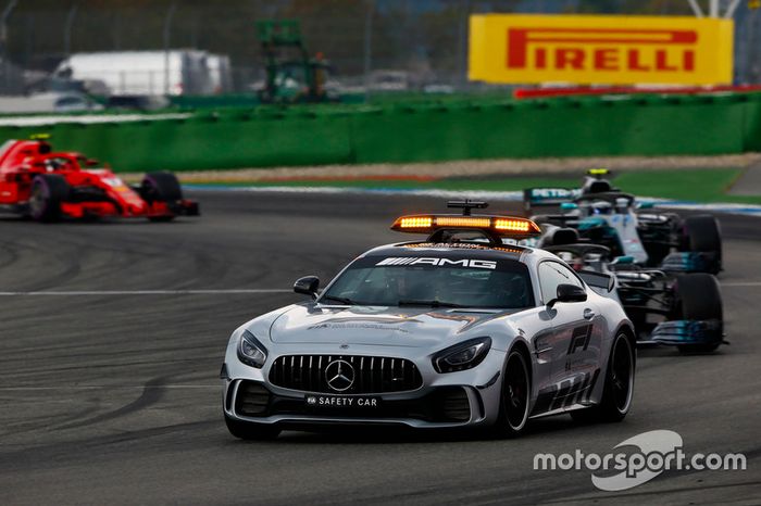 El Safety Car delante de Lewis Hamilton, Mercedes AMG F1 W09, Valtteri Bottas, Mercedes AMG F1 W09, y Kimi Raikkonen, Ferrari SF71H