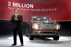 Nissan Presidente e Chief Executive Officer Carlos Ghosn con la Titan Nissan