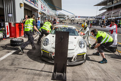 Pit stop for #25 Black Falcon Porsche 991 Cup: Burkard Kaiser, Manuel Metzger, Christian Raubach