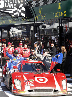 Podio: ganadores Scott Dixon, Kyle Larson, Jamie McMurray, Tony Kanaan, de Chip Ganassi Racing