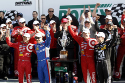 Podium : les vainqueurs Scott Dixon, Kyle Larson, Jamie McMurray, Tony Kanaan, Chip Ganassi Racing