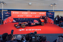 Max Verstappen y Carlos Sainz Jr. con el Toro Rosso STR10