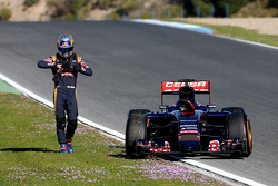 Карлос Сайнс мол., Scuderia Toro Rosso stops on track