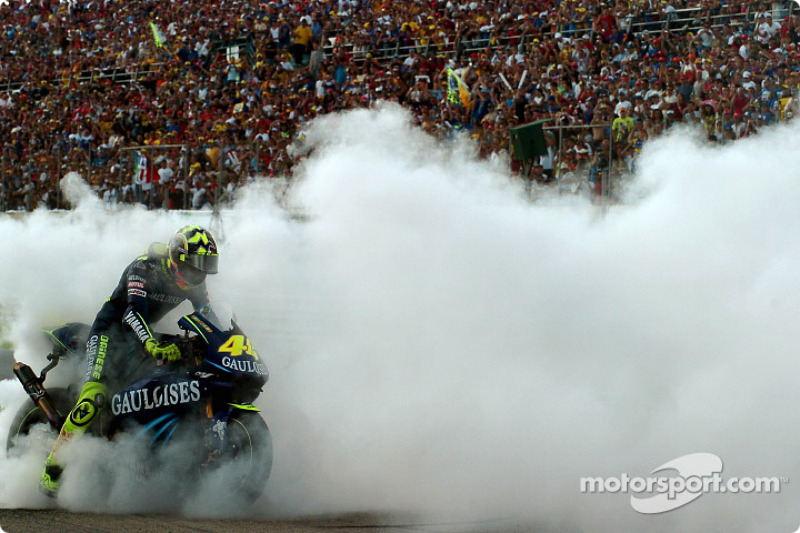 1. Valentino Rossi feiert mit einem Burnout