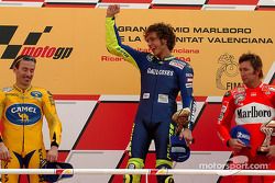 Podium : le vainqueur Valentino Rossi avec Max Biaggi et Troy Bayliss