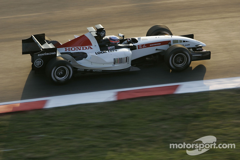 Takuma Sato test ediyoryeni BAR Honda 007