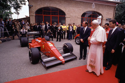 Papst Johannes Paul II zu Besuch bei Ferrari 1988