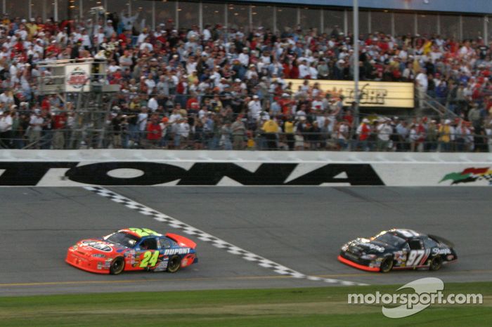 Jeff Gordon recebe a bandeira quadriculada de sua última vitória na Daytona 500, à frente de Kurt Busch, em 2005.