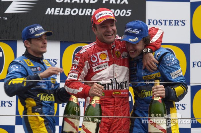 Podio: ganador de la carrera Giancarlo Fisichella con Rubens Barrichello y Fernando Alonso