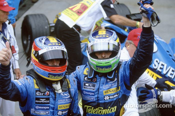 Ganador de la carrera Giancarlo Fisichella celebra con Fernando Alonso
