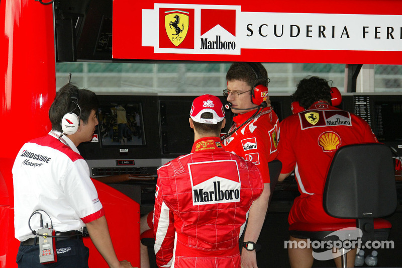 Michael Schumacher en el Ferrari pitwall