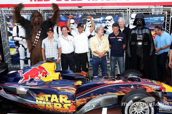 (F1) Christian Klien, Vitantonio Liuzzi y David Coulthard con George Lucas, Chewbacca y Darth Vader
