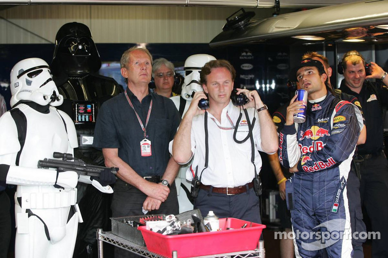 Darth Vader observa la calificación con Vitantonio Liuzzi