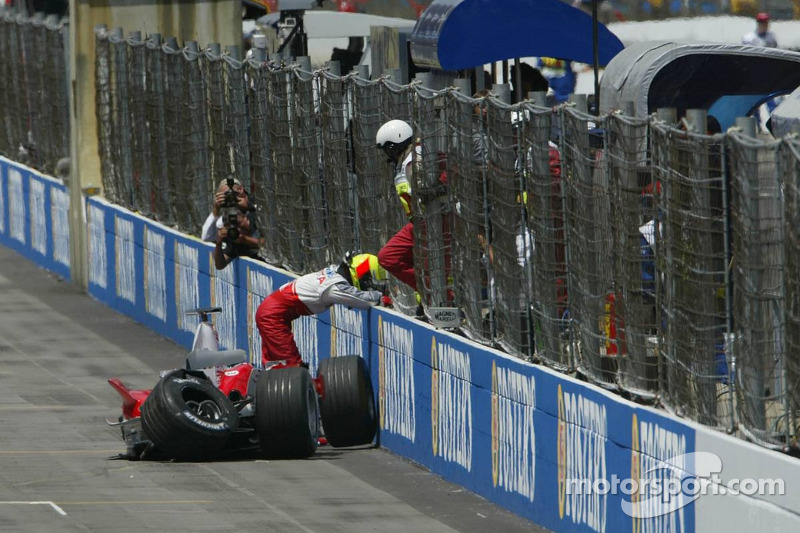 Ralf Schumacher se estrella en la pared