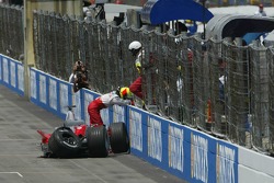 Ralf Schumacher se estrella en la pared