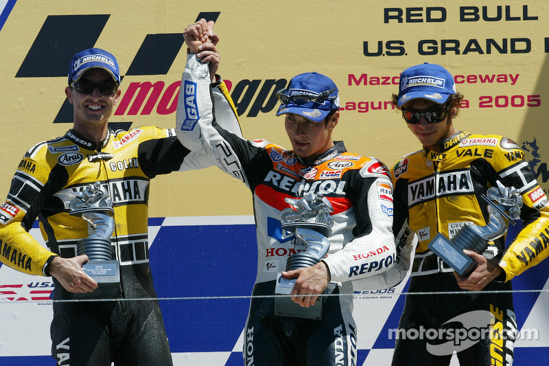 Podium: racewinnaar Nicky Hayden viert feest met Colin Edwards en Valentino Rossi