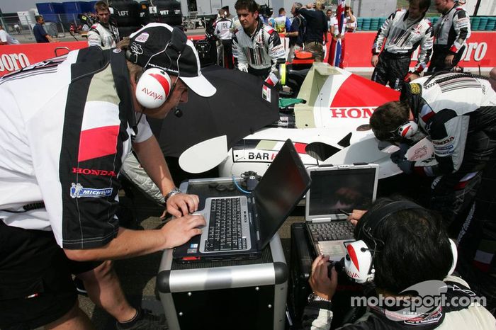 Miembros del equipo BAR Honda en el trabajo