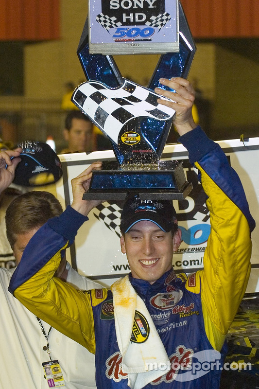 Victory Lane 2005: Kyle Busch jubelt in Fontana