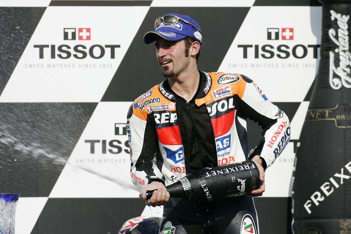Podio: champagne para Max Biaggi
