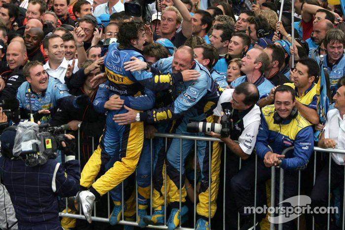 Campeón del Mundo 2005 Fernando Alonso celebra con los miembros del equipo Renault F1