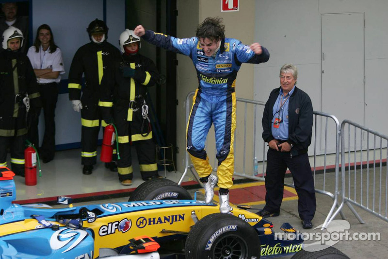 El Campeón del Mundo 2005, Fernando Alonso, celebra