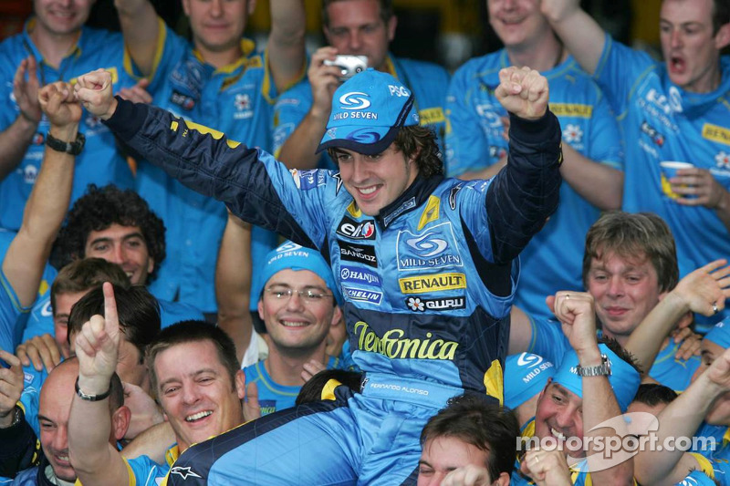 Campeón del Mundo 2005 Fernando Alonso celebra con los miembros del equipo Renault F1