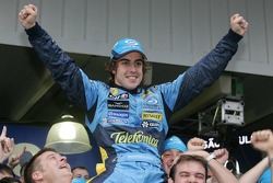 2005 World Champion Fernando Alonso celebrates with Renault F1 team members