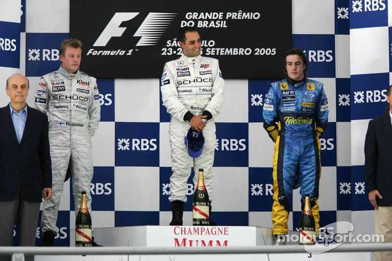 Podio: el ganador de la carrera Juan Pablo Montoya con Kimi Raikkonen y Fernando Alonso