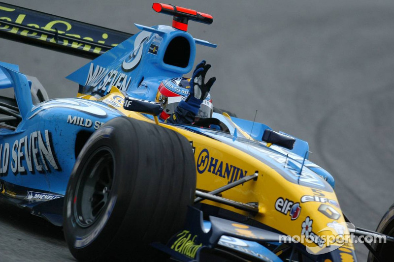 El Campeón del Mundo 2005, Fernando Alonso, celebra
