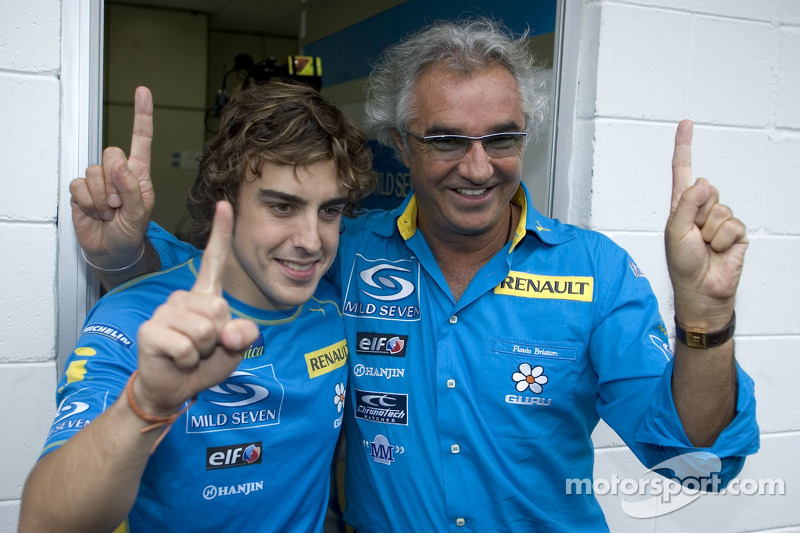 2005 wereldkampioen Fernando Alonso viert feest met Flavio Briatore