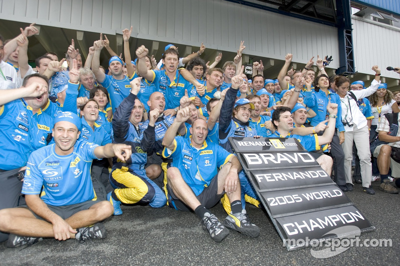 Campeón del Mundo 2005 Fernando Alonso celebra con los miembros del equipo Renault F1