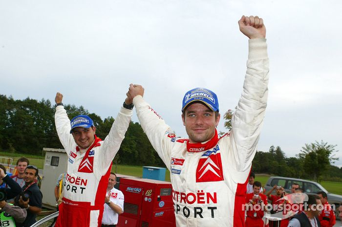 Los campeones del WRC 2005 Sébastien Loeb y Daniel Elena lo celebran
