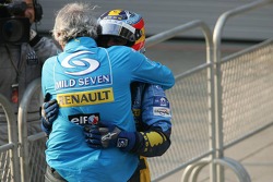 Fernando Alonso, vainqueur, célèbre sa victoire avec Flavio Briatore