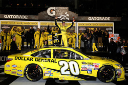 Race winner Matt Kenseth, Joe Gibbs Racing Toyota celebrates