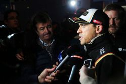 Pastor Maldonado, Lotus F1 Team con los medios de comunicación