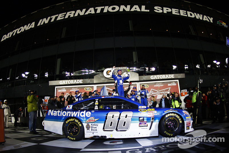 Vencedor Dale Earnhardt Jr., Hendrick Motorsports Chevrolet celebra