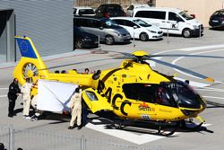 Fernando Alonso, McLaren, es transportado en helicóptero 