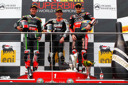 Podium : le vainqueur Leon Haslam, Aprilia Racing Team, le second Jonathan Rea, Kawasaki, le troisième Chaz Davies, Ducati Corse