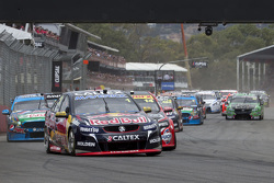 Start: Jamie Whincup, Red Bull, Holden, in Führung