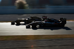 Romain Grosjean, Lotus F1 E23 devant Nico Hulkenberg, Sahara Force India F1 VJM08