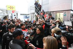 Lewis Hamilton, Mercedes AMG F1, com a mídia