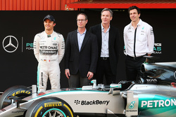 Qualcomm est annoncé comme partenaire technologie officiel de Mercedes AMG F1 Team ; Derek Aberle, le président de Qualcomm & Cie ; Toto Wolff, le directeur exécutif et actionnaire de Mercedes AMG F1 Team