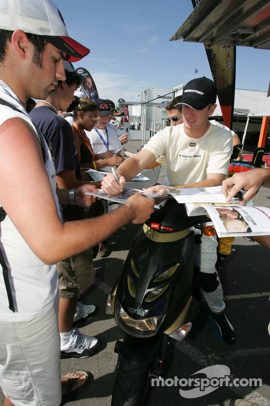 Ryan Hunter-Reay signes des autographes